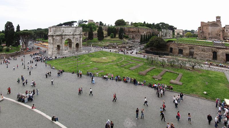 boog van constantijn.jpg - Uitzicht op de Piazza del Colosseo vanaf het Colosseum.. Links staat de Boog van Constantijn. Op de achtergrond links het Palatijn. Rechtsachter het Forum Romanum.